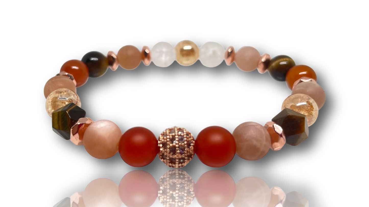 Ásványkarkötő, mely a lelki beteljesülést támogatja holdkővel, korallal, karneollal, aurakvarccal, tigrisszemmel és hegyikristállyal