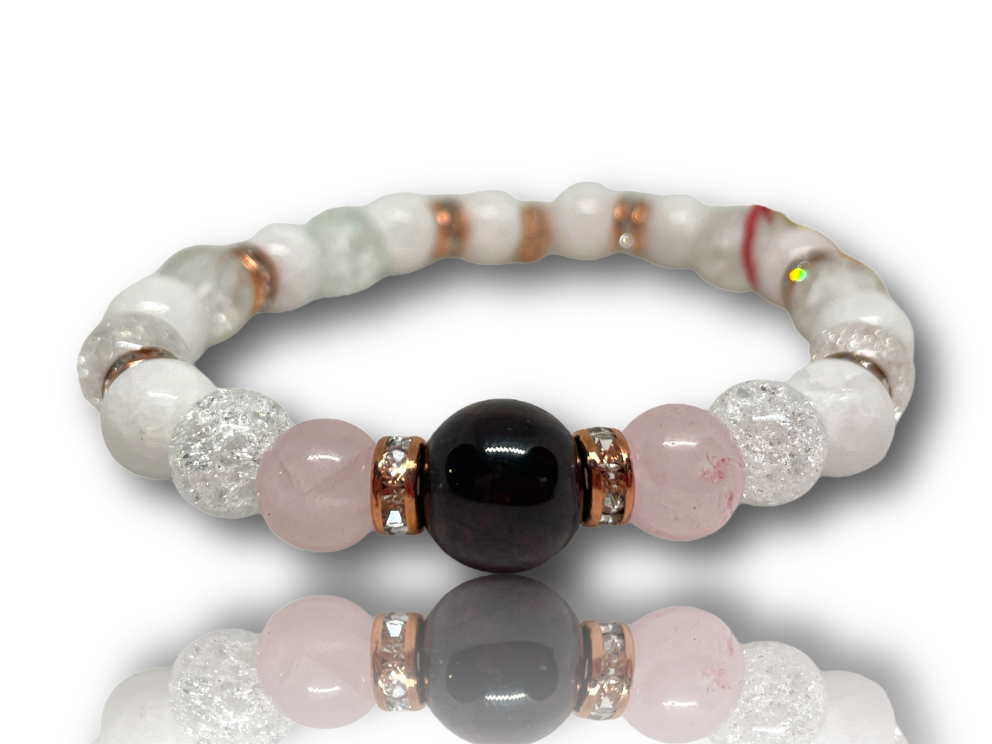 Női ásványkarkötő hegyikristállyal, tejkvarccal, rózsakvarccal és vörös gránit kővel középen