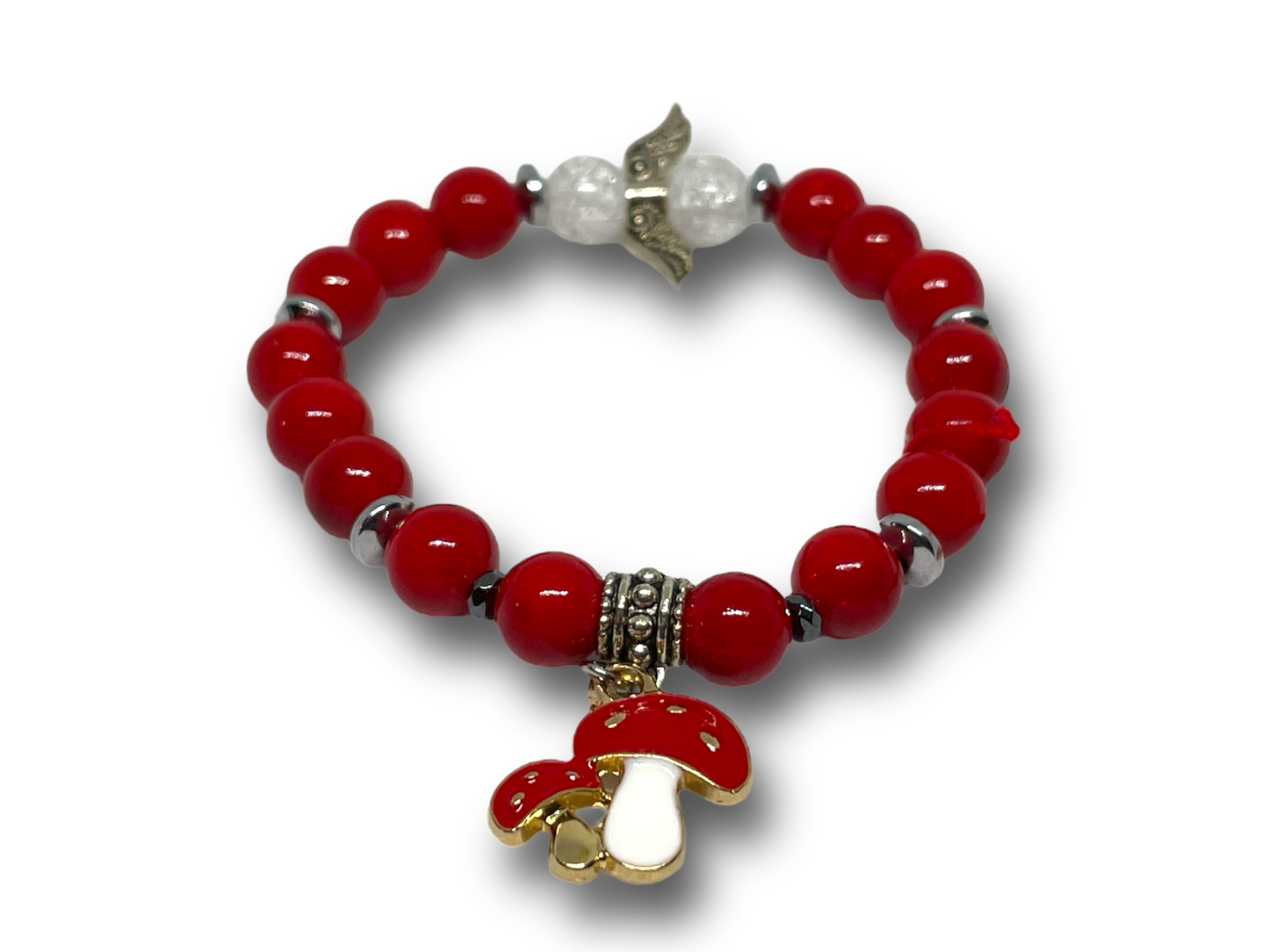 Női ásványkarkötő piros festett jádéból, roppantott hegyikristályból, gomba fityegővel