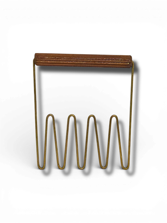 Szenzibil energetikai mérőeszköz fa nyéllel, földsugárzás és aura bemérésére. Szenzibil 5 ujjas és 7 ujjas változat méretösszehasonlítása, magyar kézműves termék. Szenzibil fa perselyezett nyél részlete, természetes anyagból készült kézműves eszköz. Szenzibil energetikai eszköz beavatási kalauzzal, magyar kézműves termék csomagolása. Szenzibil energetikai mérőeszköz spirituális használathoz, tudatos térérzékeléshez. 