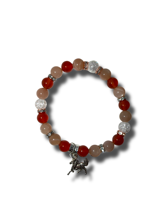 tűz ló kollekció, ásványbarlang, karneol, roppantott hegyikristály, holdkő egyedi kézműves női ásványkarkötő